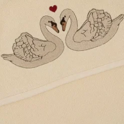 Konges Slojd Badcape Swan - Met Zwanenborduursel